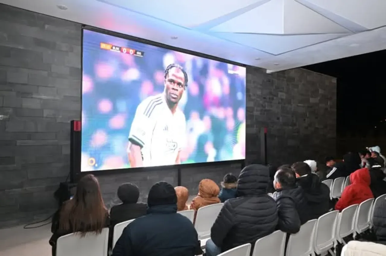 Futbolun Kalbi Sarıçam'da Attı: Derbi Heyecanı Ferdi Tayfur Sanat Merkezi'nde Yaşandı Futbolun Kalbi Sarıçam'da Attı: Derbi Heyecanı Ferdi Tayfur Sanat Merkezi'nde Yaşandı