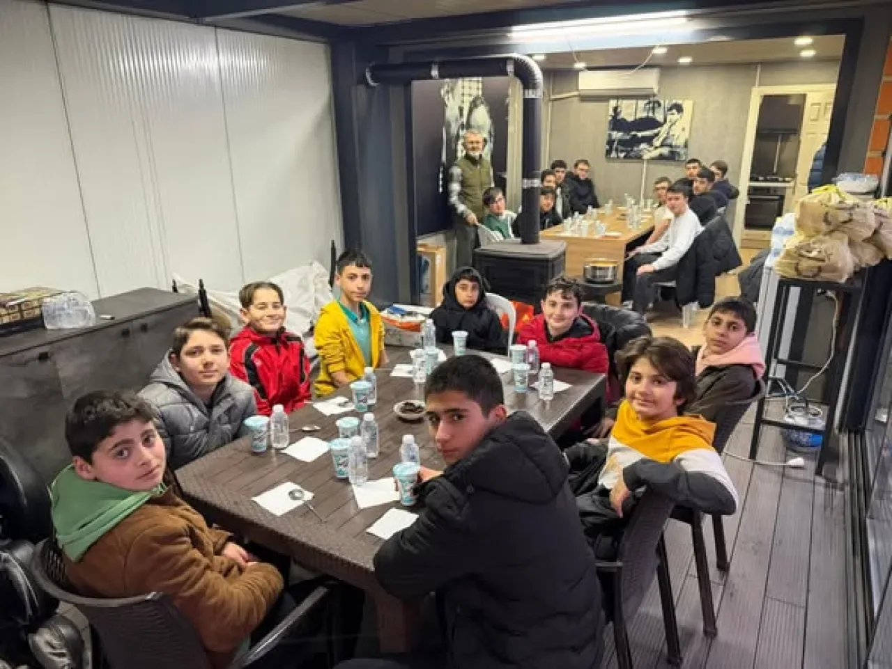 Ataşehir'de Gençler Camilerde İftarda Buluştu Ataşehir'de Gençler Camilerde İftarda Buluştu