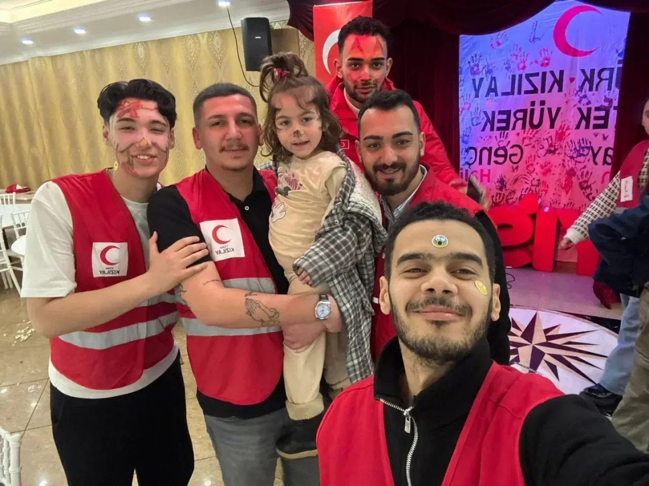 Türk Kızılay'dan Yetim ve Öksüz Çocuklara Sevgi Dokunuşu Türk Kızılay'dan Yetim ve Öksüz Çocuklara Sevgi Dokunuşu