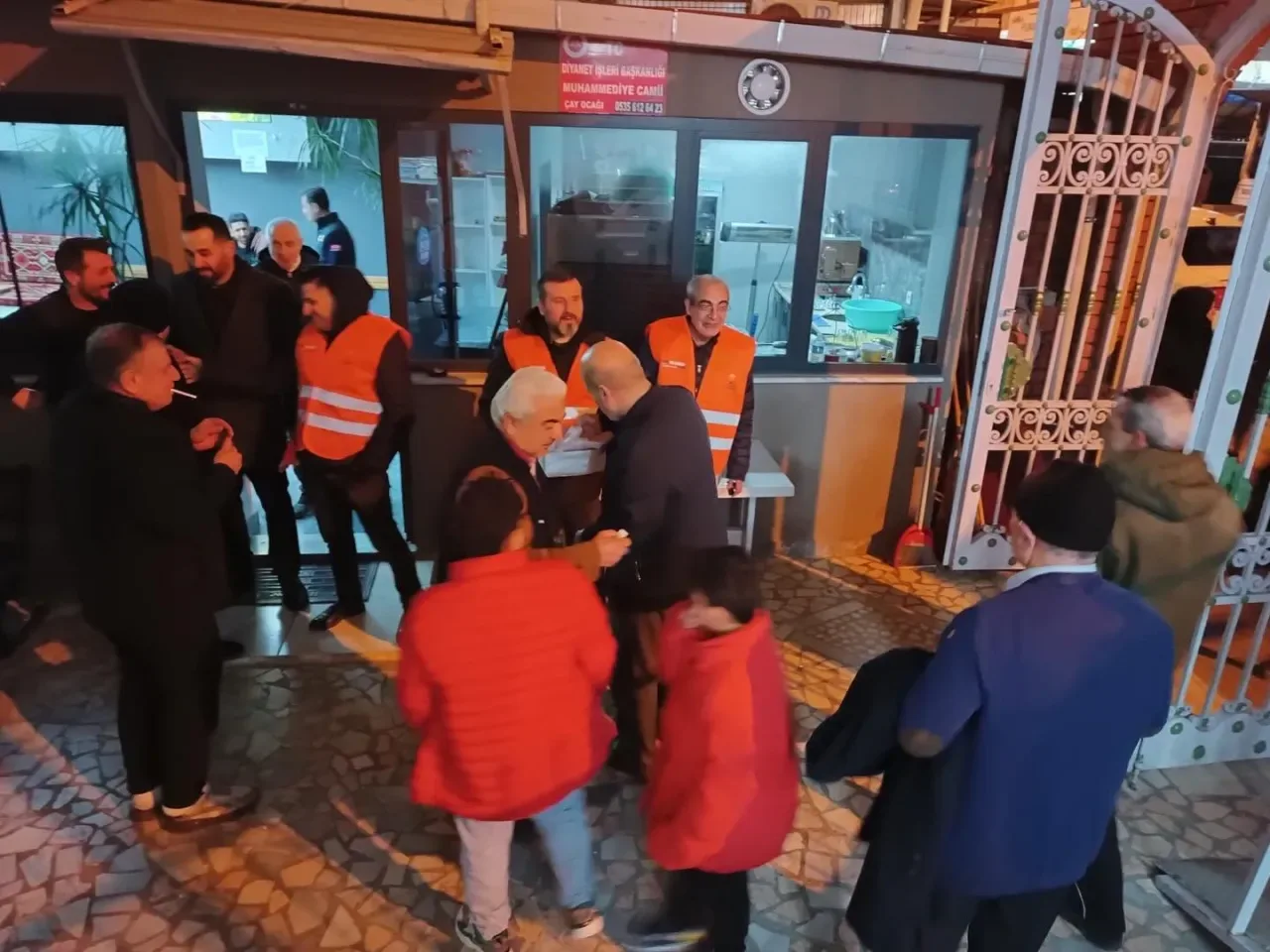 AK Parti Bahçelievler'de Ramazan Ruhunu Cami Çıkışında Yaşattı AK Parti Bahçelievler'de Ramazan Ruhunu Cami Çıkışında Yaşattı