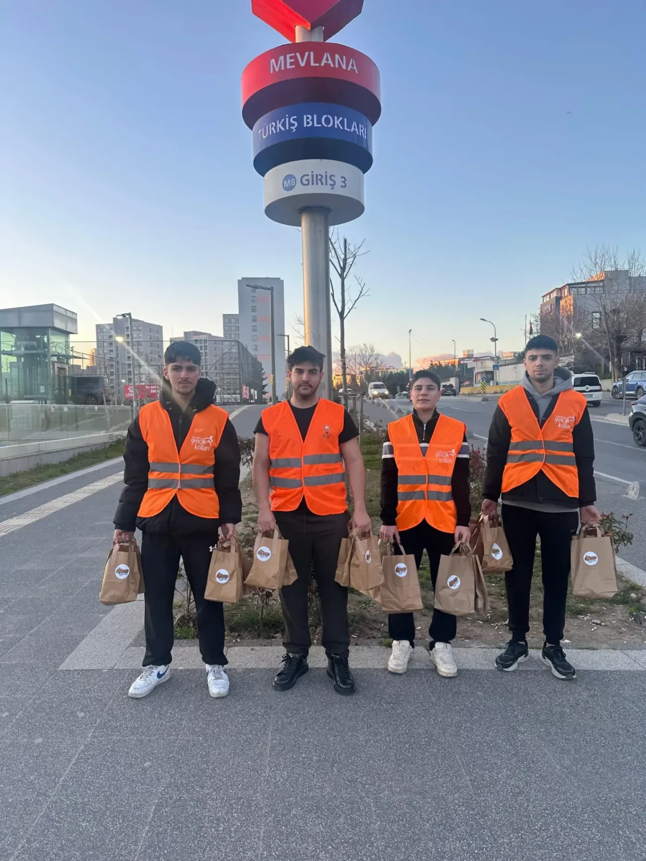 Ataşehir'de İftar Vaktine Yetişemeyenler İçin Sokakta İkram: "İftara 5 Kala" Projesi Ataşehir'de İftar Vaktine Yetişemeyenler İçin Sokakta İkram: "İftara 5 Kala" Projesi