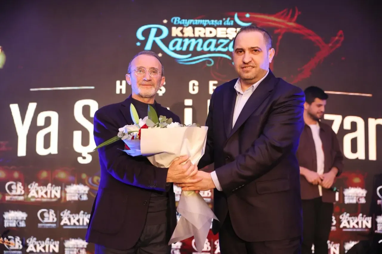Bayrampaşa'da Ramazan Akşamlarına Manevi Dokunuş: Ömer Karaoğlu Sahne Aldı Bayrampaşa'da Ramazan Akşamlarına Manevi Dokunuş: Ömer Karaoğlu Sahne Aldı