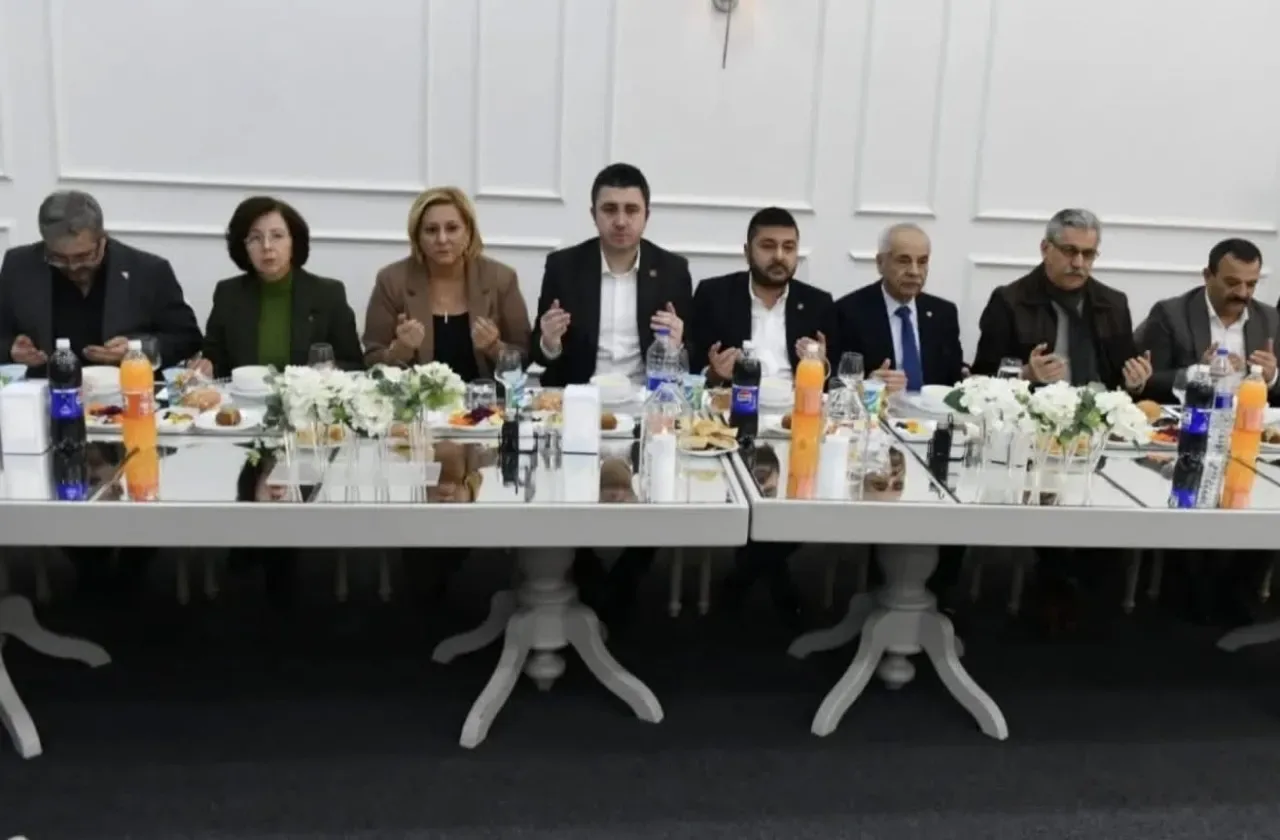 Keşan'da İftar Sofralarına Eleştiri: "Protokol Değil, Halk Buluşsun" Keşan'da İftar Sofralarına Eleştiri: "Protokol Değil, Halk Buluşsun"