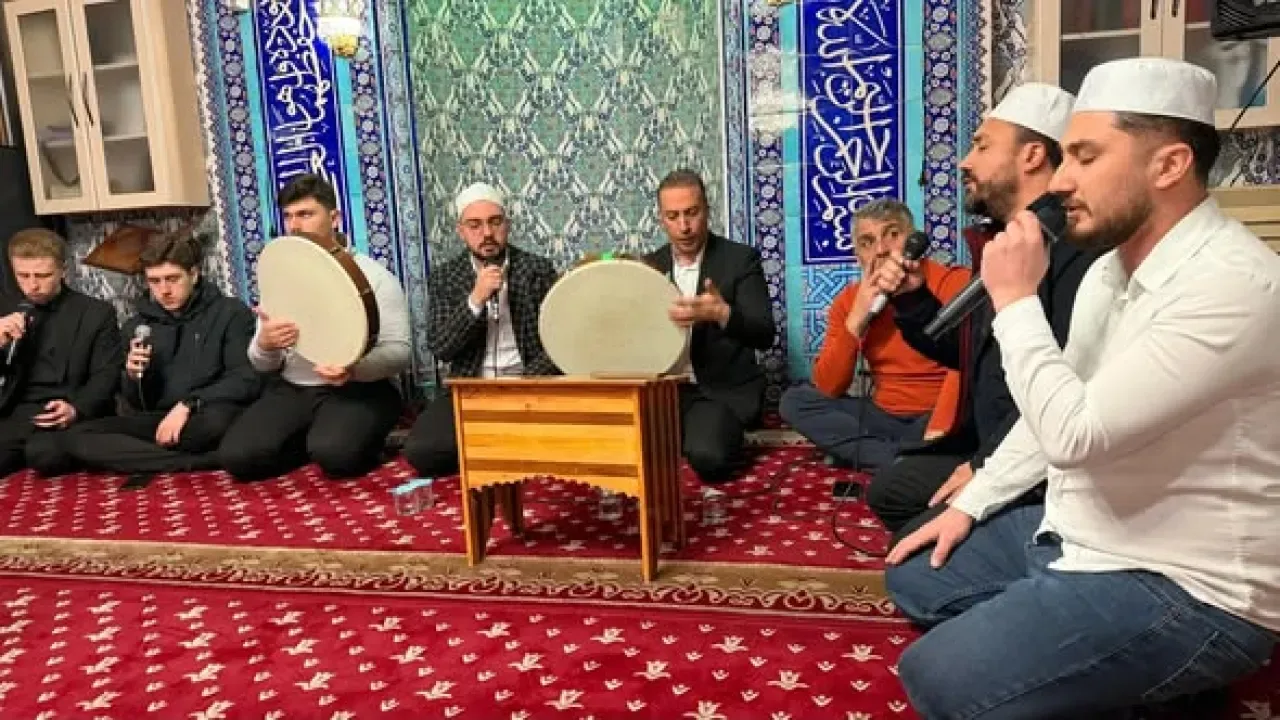Harmancık'ta Ramazan Ruhu: İlahi Dinletisi ve Enderun Teravih ile Gönüllere Dokunuldu Harmancık'ta Ramazan Ruhu: İlahi Dinletisi ve Enderun Teravih ile Gönüllere Dokunuldu
