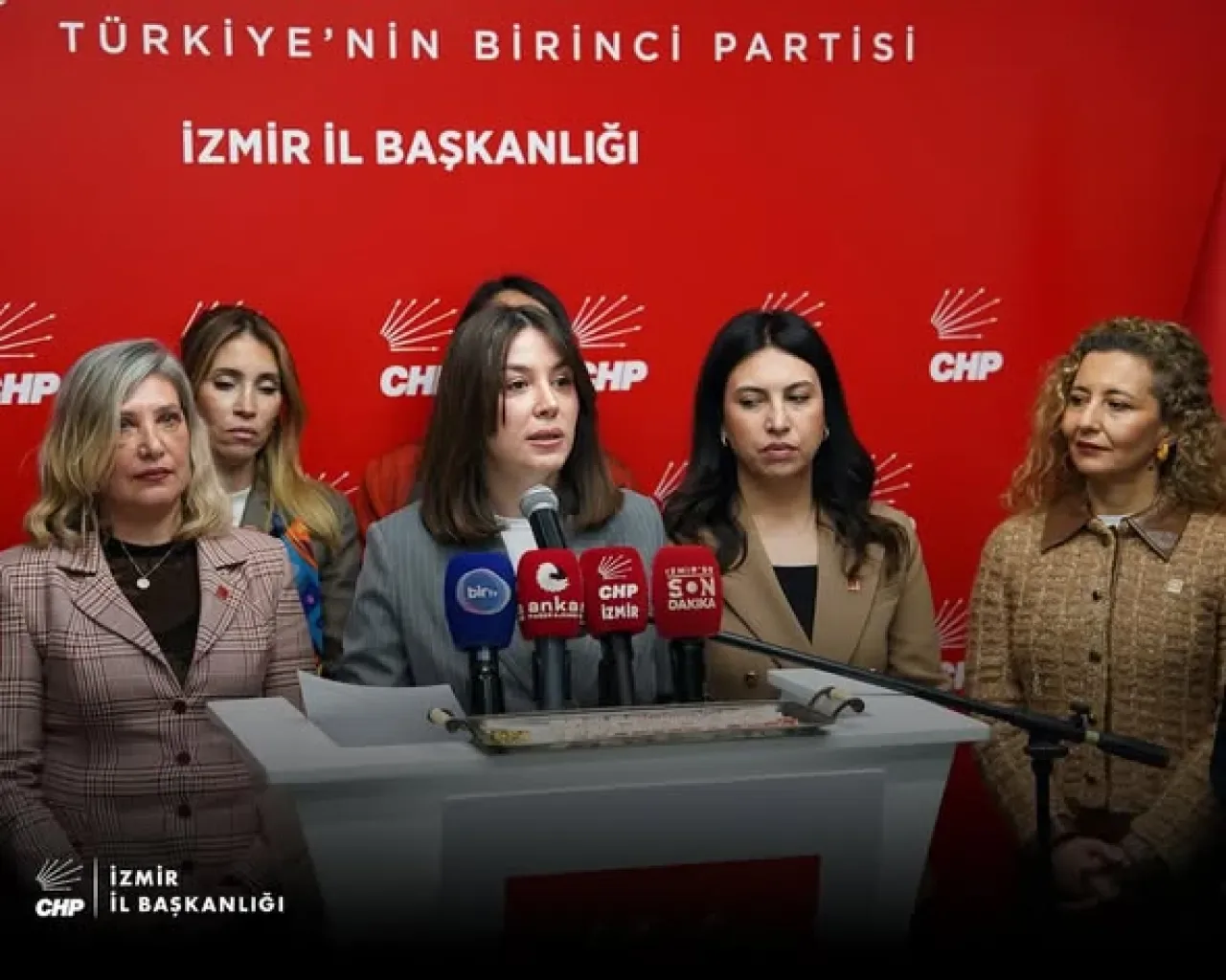 CHP İzmir'de 8 Mart Coşkusu: 500 Kadın Partiye Katıldı CHP İzmir'de 8 Mart Coşkusu: 500 Kadın Partiye Katıldı