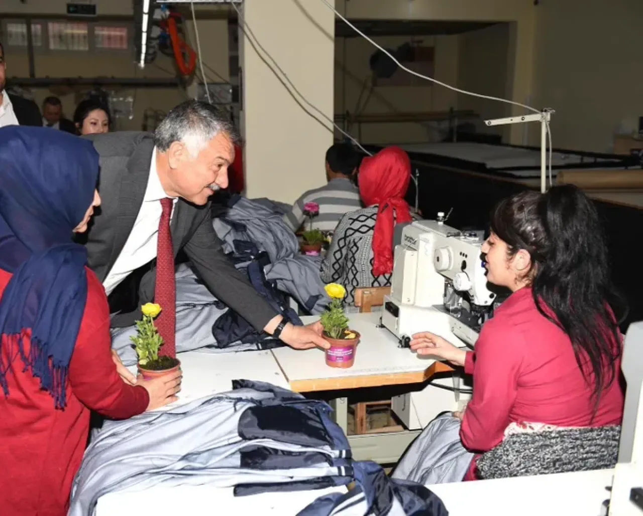 Adana Belediye Başkanı'ndan 8 Mart Mesajı: "Çiçekler Bir Jest Değil, Desteğin Simgesi" Adana Belediye Başkanı'ndan 8 Mart Mesajı: "Çiçekler Bir Jest Değil, Desteğin Simgesi"