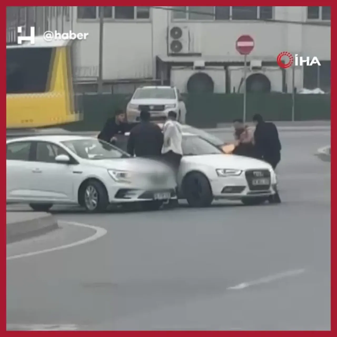İstanbul'da Trafik Kavgası Sosyal Medyaya Sıçradı: 2 Tutuklama, 600 Bin TL'lik Ceza Yağdı İstanbul'da Trafik Kavgası Sosyal Medyaya Sıçradı: 2 Tutuklama, 600 Bin TL'lik Ceza Yağdı