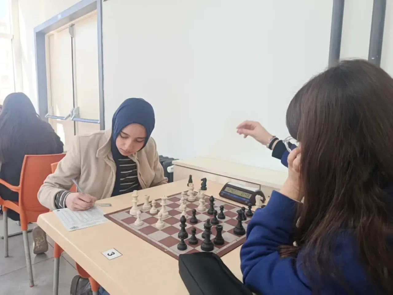 Konya'da 8 Mart Ruhu Satranç Tahtalarında Yaşatıldı Konya'da 8 Mart Ruhu Satranç Tahtalarında Yaşatıldı