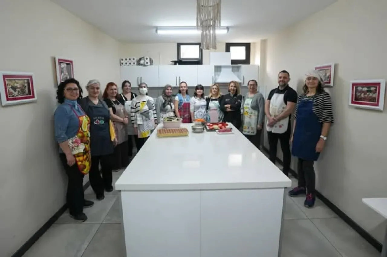Gaziemir'de Mutfak Atölyesi Kursları: Hem Öğreniyorlar Hem Üretiyorlar Gaziemir'de Mutfak Atölyesi Kursları: Hem Öğreniyorlar Hem Üretiyorlar