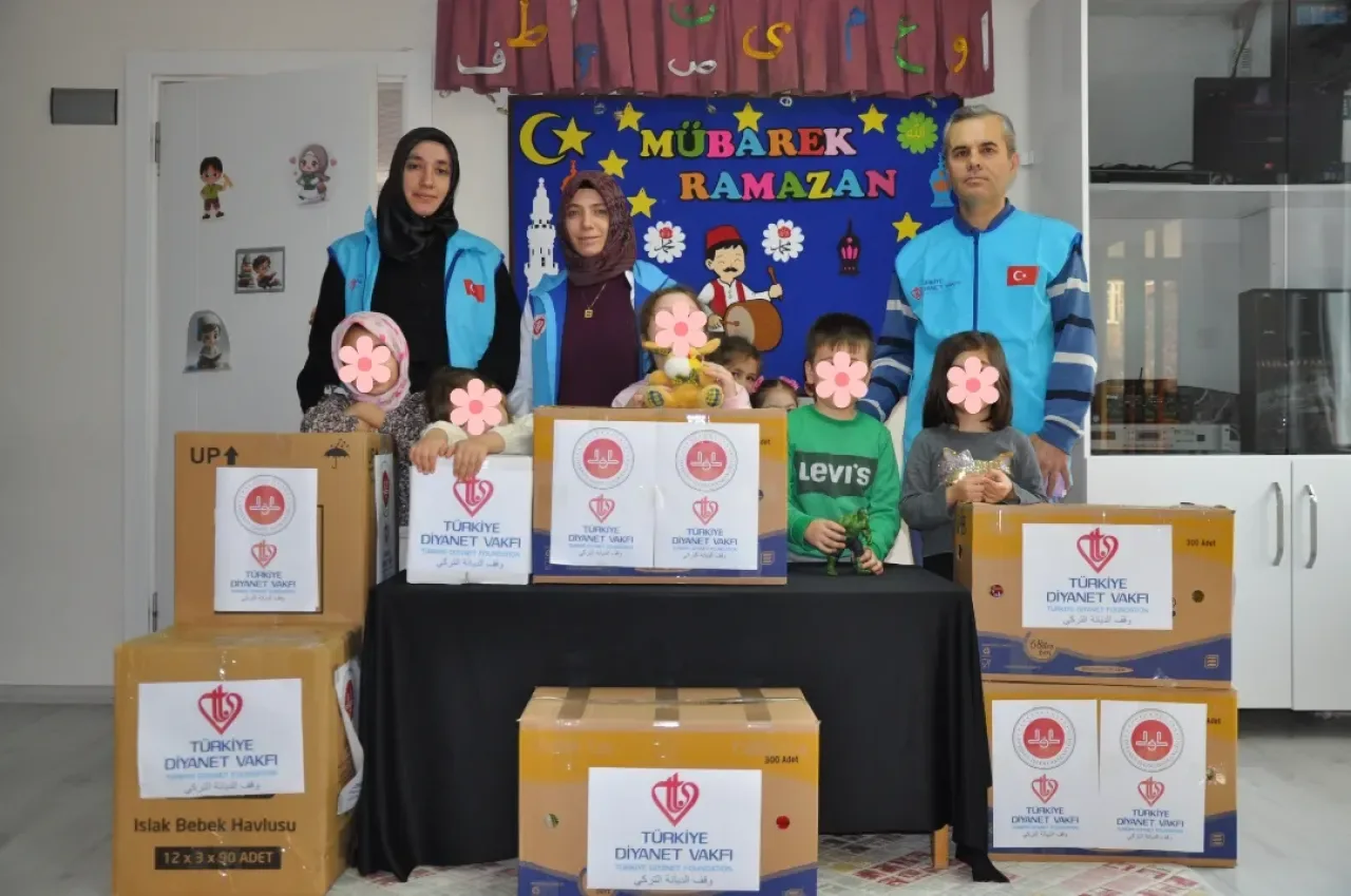 Balıkesir'de Minik Ellerden Büyük Ramazan Yardımı: Paketlere Sevgi Notları Eklendi Balıkesir'de Minik Ellerden Büyük Ramazan Yardımı: Paketlere Sevgi Notları Eklendi