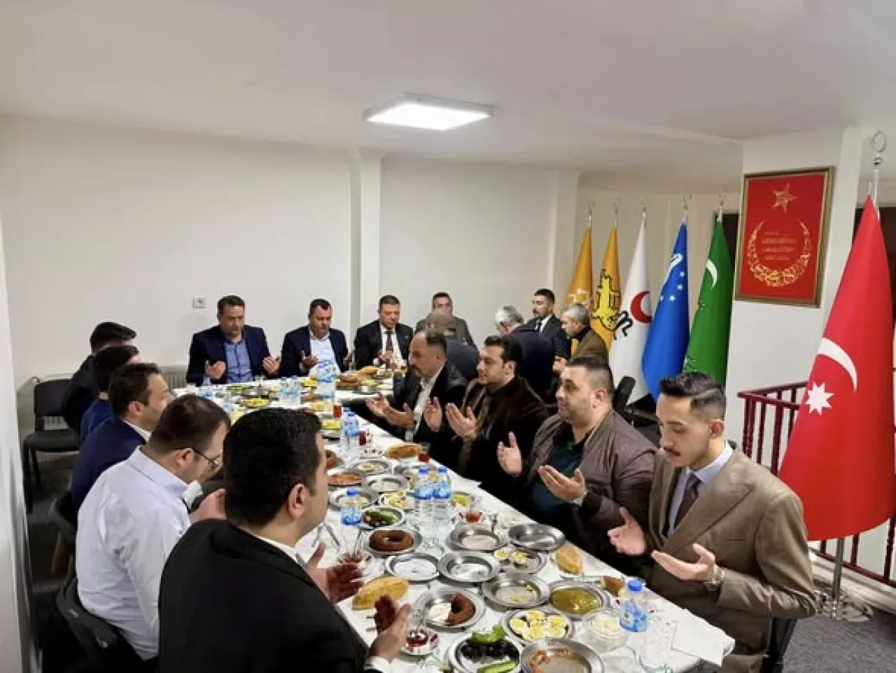Ankara'da Ülkü Ocakları'ndan Anlamlı Sahur Buluşması Ankara'da Ülkü Ocakları'ndan Anlamlı Sahur Buluşması