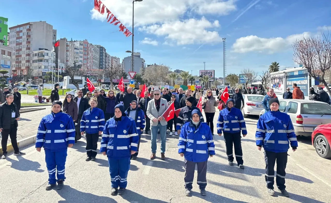 Bandırma'da 8 Mart Ruhu: Emekçi Kadınlar Günü Yürüyüşünde Tarihsel Anma ve Eşitlik Vurgusu Bandırma'da 8 Mart Ruhu: Emekçi Kadınlar Günü Yürüyüşünde Tarihsel Anma ve Eşitlik Vurgusu