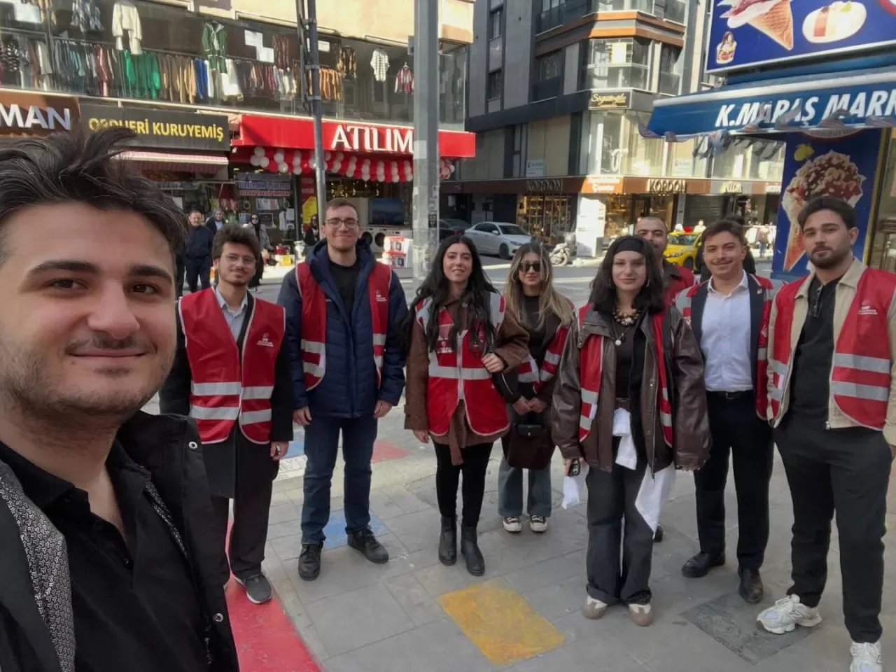 CHP Bahçelievler Gençlik Kolları'ndan Esnaf Kadınlara 8 Mart Ziyareti CHP Bahçelievler Gençlik Kolları'ndan Esnaf Kadınlara 8 Mart Ziyareti