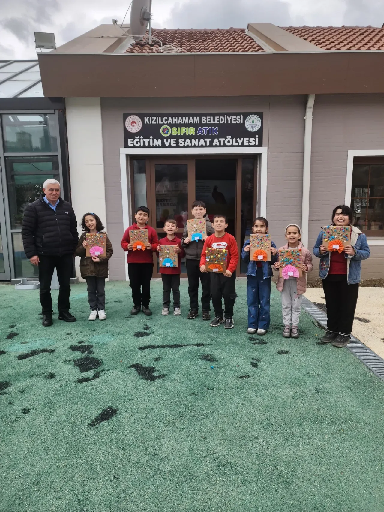 Kızılcahamam'da Minik Ellerden Geri Dönüşümlü Çiçekler: 8 Mart'a Özel Anlamlı Etkinlik Kızılcahamam'da Minik Ellerden Geri Dönüşümlü Çiçekler: 8 Mart'a Özel Anlamlı Etkinlik