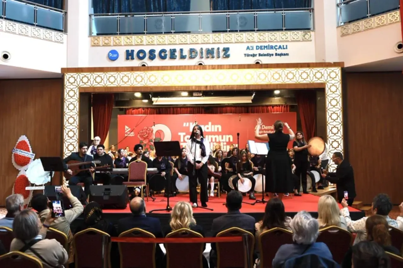 Yüreğir'de 8 Mart Coşkusu: Ritim Atölyesi ve Umuda Yürüyen Kadınlar Sahnedeydi Yüreğir'de 8 Mart Coşkusu: Ritim Atölyesi ve Umuda Yürüyen Kadınlar Sahnedeydi