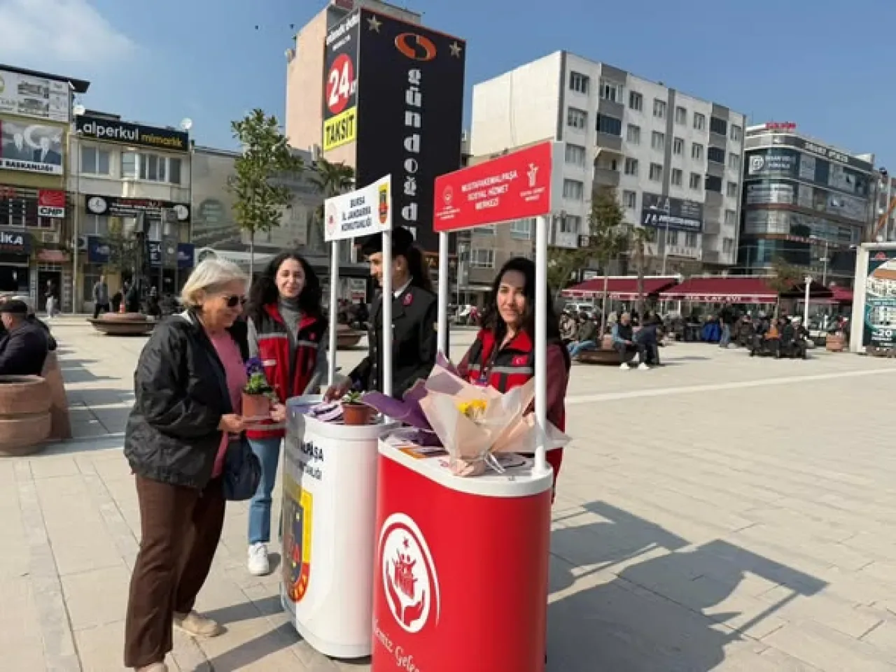 Bursa'da 8 Mart Coşkusu: Kadınlara Özel Bilgilendirme ve Kutlama Bursa'da 8 Mart Coşkusu: Kadınlara Özel Bilgilendirme ve Kutlama