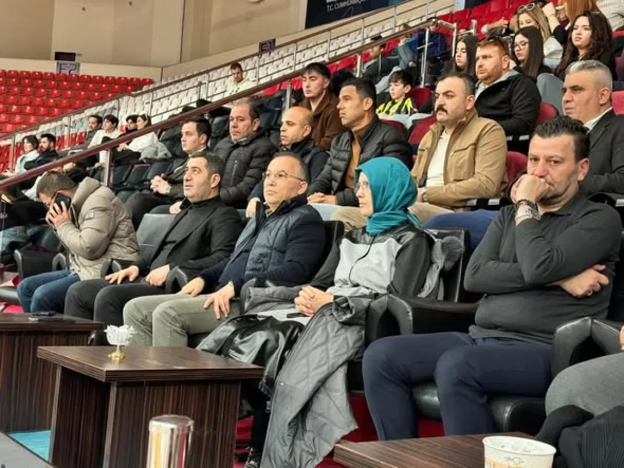 Gaziantep Valisi Kemal Çeber, Efeler Ligi Maçında Taraftarlarla Buluştu Gaziantep Valisi Kemal Çeber, Efeler Ligi Maçında Taraftarlarla Buluştu