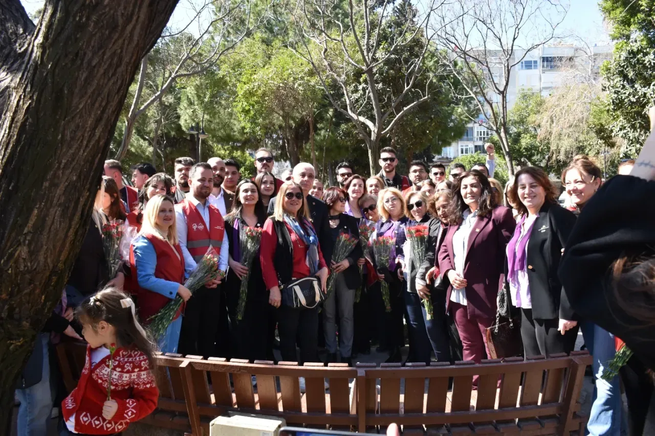 CHP'li Kadınlar 8 Mart'ta Antalya'da Atatürk Anıtı'na Yürüdü: "Kadın Yaşamdır" CHP'li Kadınlar 8 Mart'ta Antalya'da Atatürk Anıtı'na Yürüdü: "Kadın Yaşamdır"
