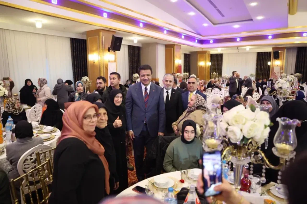 Saadet Partisi'nin Bursa'daki Geleneksel İftar Buluşması Gerçekleşti Saadet Partisi'nin Bursa'daki Geleneksel İftar Buluşması Gerçekleşti