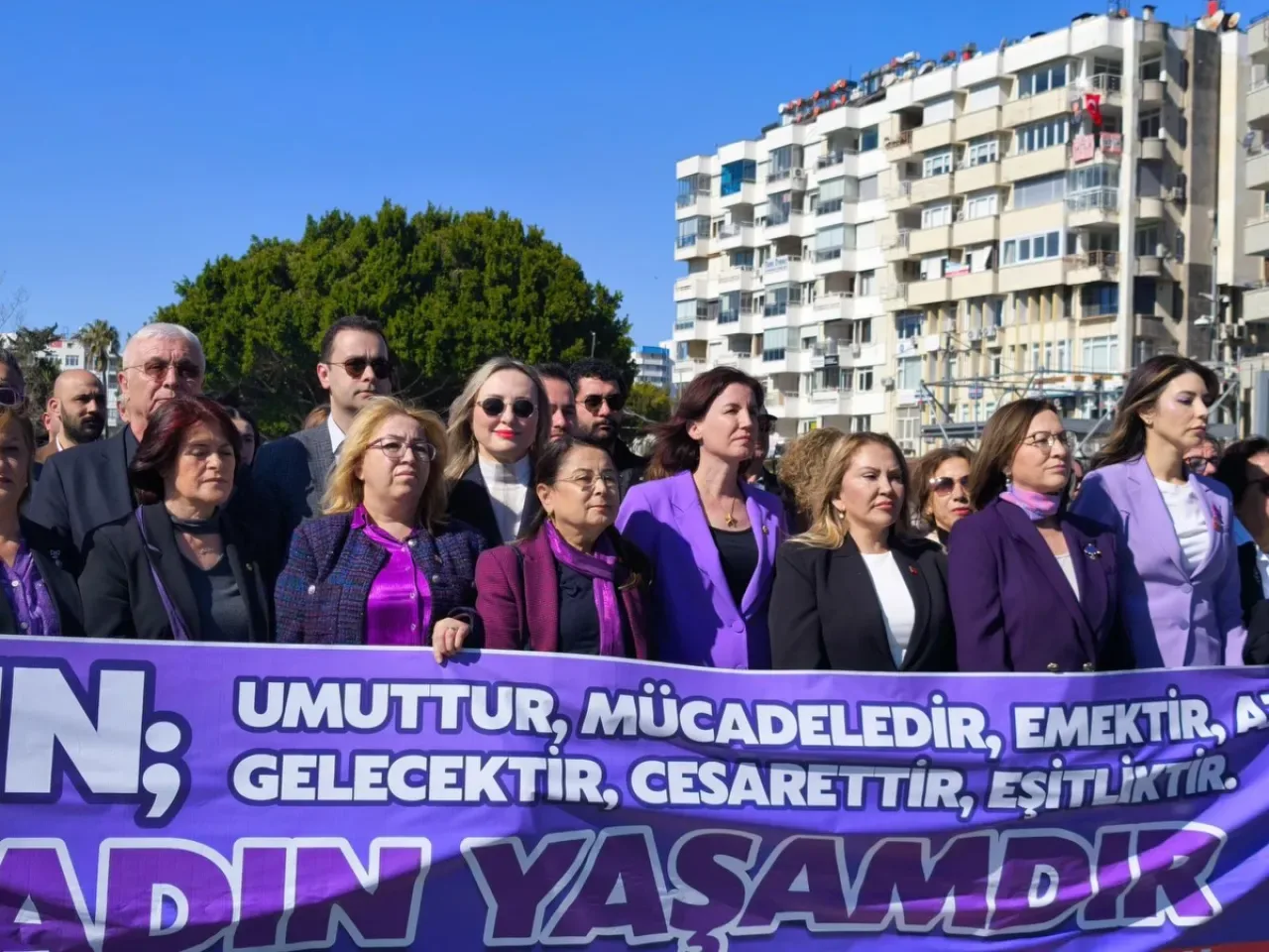 CHP'li Kadınlar 8 Mart'ta Cumhuriyet Meydanı'nda: "Kadın Yaşamdır" CHP'li Kadınlar 8 Mart'ta Cumhuriyet Meydanı'nda: "Kadın Yaşamdır"
