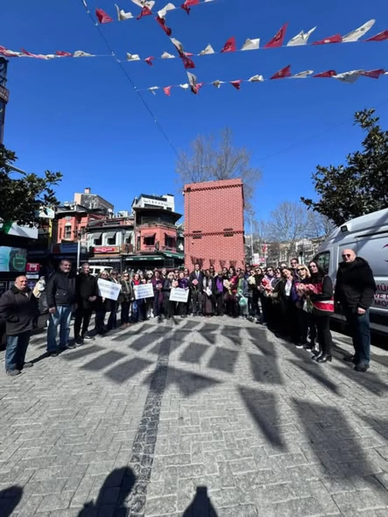 CHP Beşiktaş'tan 8 Mart Vurgusu: Eşitlik, Özgürlük ve Şiddetsiz Yaşam İçin Mücadele CHP Beşiktaş'tan 8 Mart Vurgusu: Eşitlik, Özgürlük ve Şiddetsiz Yaşam İçin Mücadele