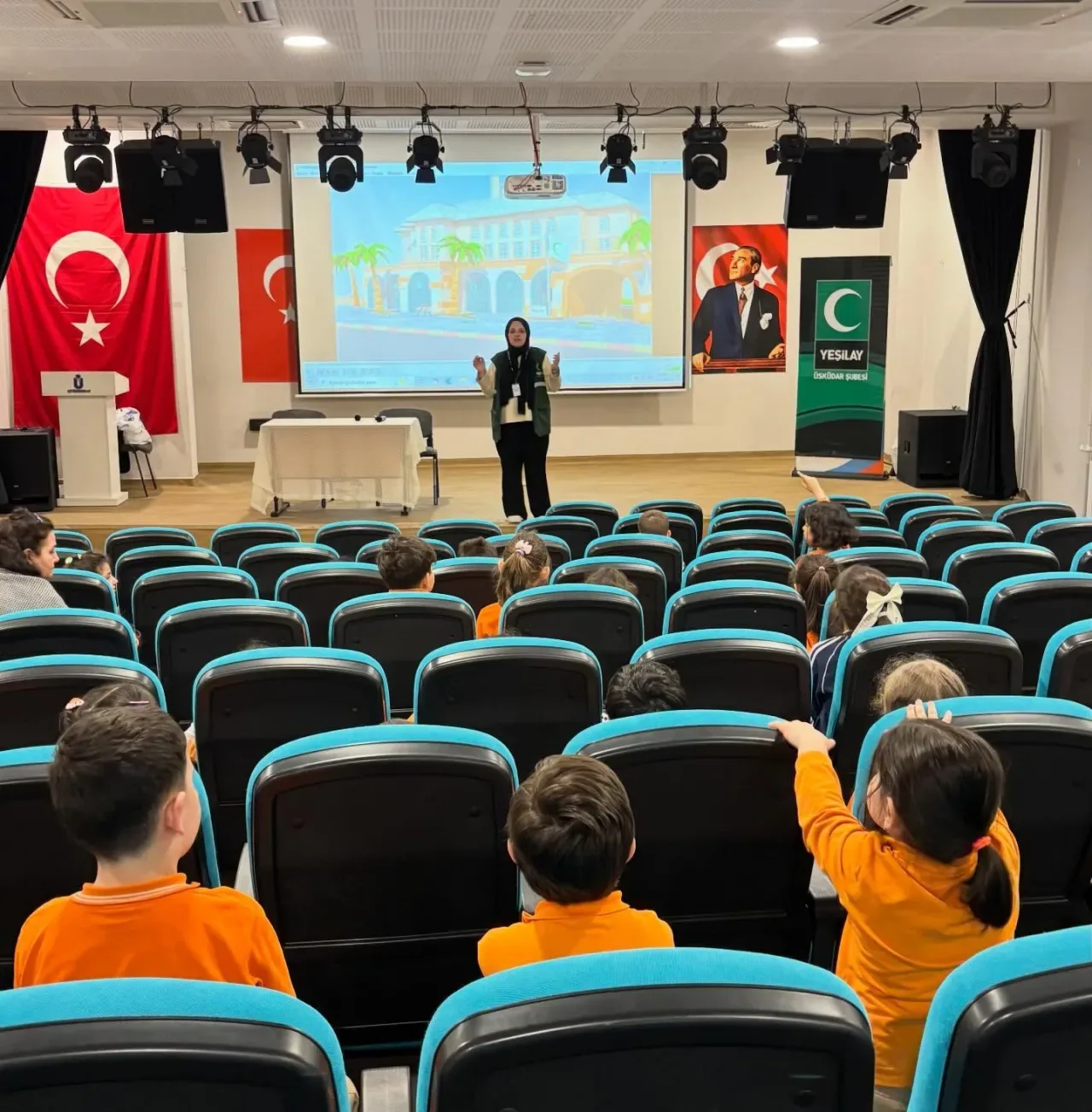 Yeşilay Üsküdar'dan Minik Öğrencilere Sağlıklı Yaşam Mesajı Yeşilay Üsküdar'dan Minik Öğrencilere Sağlıklı Yaşam Mesajı
