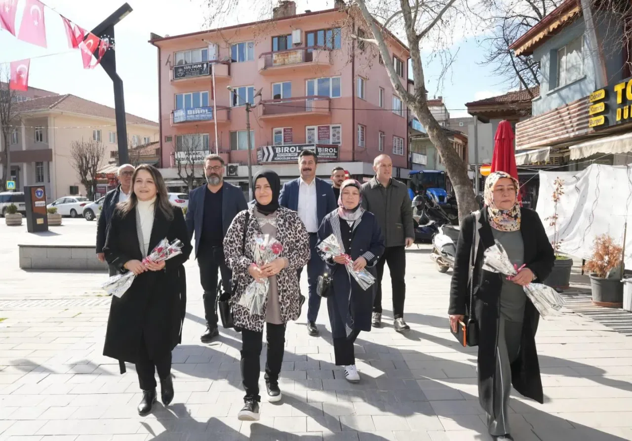 Bursa Yenişehir'de Kadın Esnaflara 8 Mart Ziyareti Bursa Yenişehir'de Kadın Esnaflara 8 Mart Ziyareti