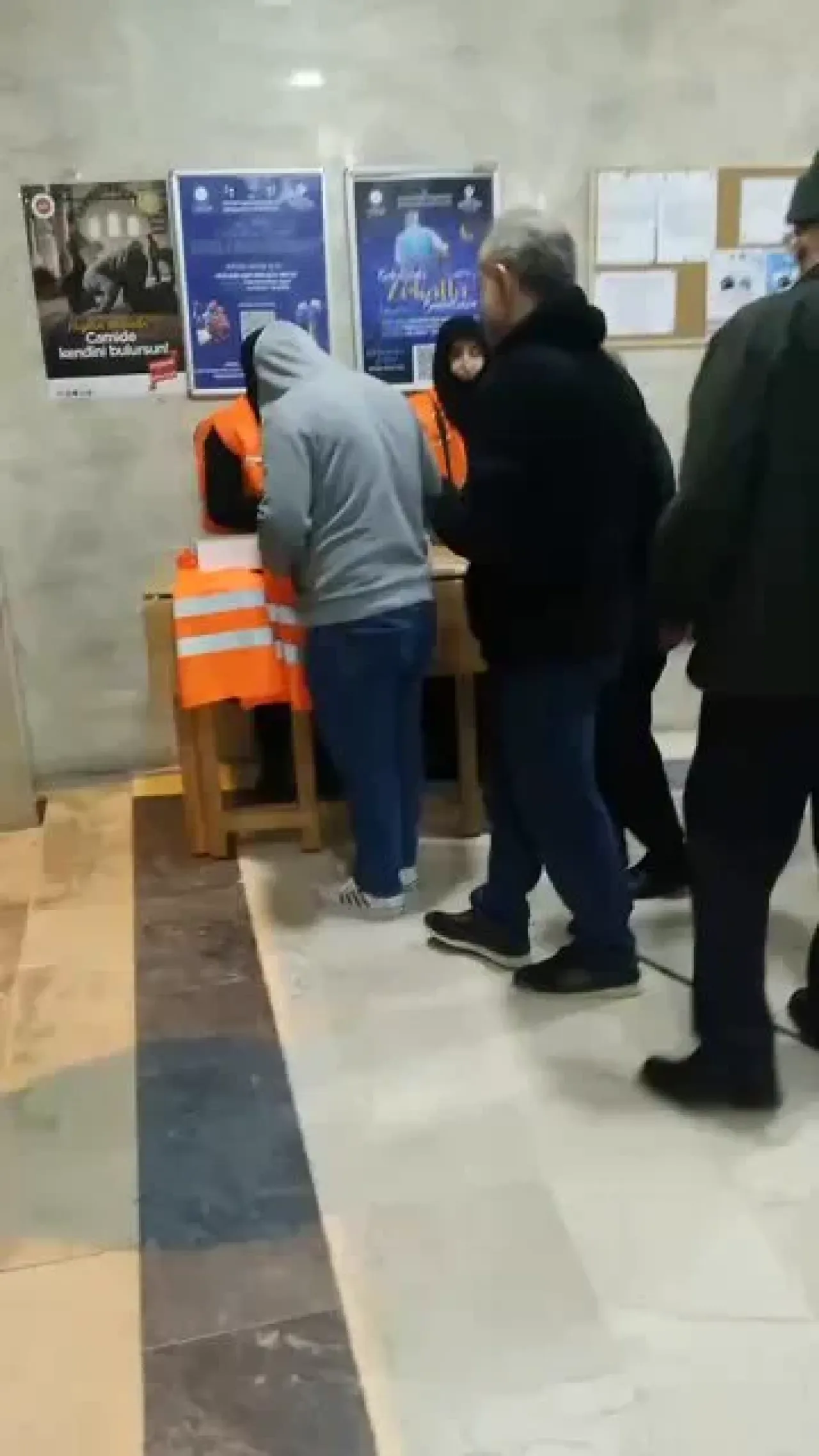 AK Parti Esenler'den Teravih Sonrası Lokumlu Vefa AK Parti Esenler'den Teravih Sonrası Lokumlu Vefa