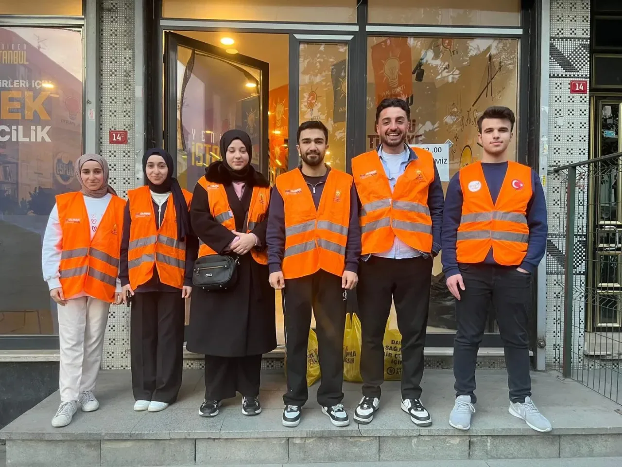 Gaziosmanpaşa'da İftar Vakti Trafikte Kalanlara Sürpriz İkram Gaziosmanpaşa'da İftar Vakti Trafikte Kalanlara Sürpriz İkram