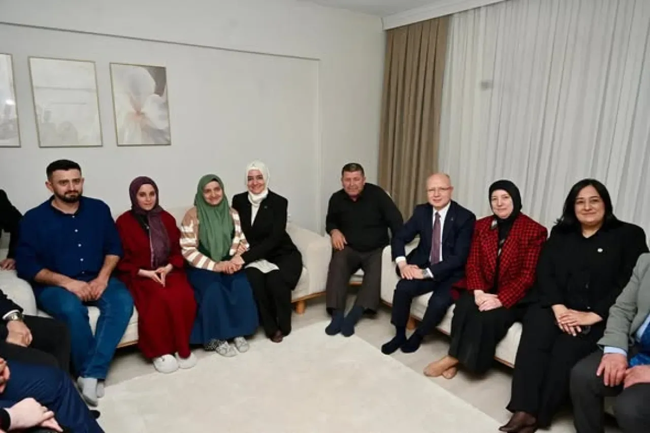 AK Partili Vekillerden Genç Çifte Sürpriz Ziyaret: Aile ve Gençlik Fonu Mutluluğu AK Partili Vekillerden Genç Çifte Sürpriz Ziyaret: Aile ve Gençlik Fonu Mutluluğu