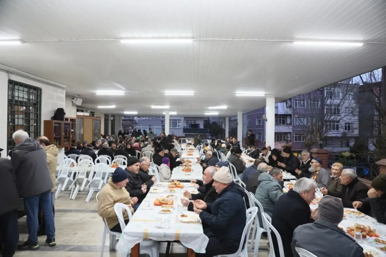 Kağıthane Belediye Başkanı Öztekin, Hemşehri Derneği İftarında Kağıthane Belediye Başkanı Öztekin, Hemşehri Derneği İftarında