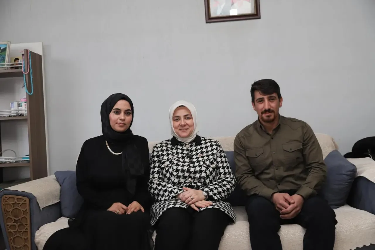 Manisa'da Genç Çiftin Yuva Sevinci: Devlet Desteğiyle Kurulan Aile Mutluluğu Manisa'da Genç Çiftin Yuva Sevinci: Devlet Desteğiyle Kurulan Aile Mutluluğu