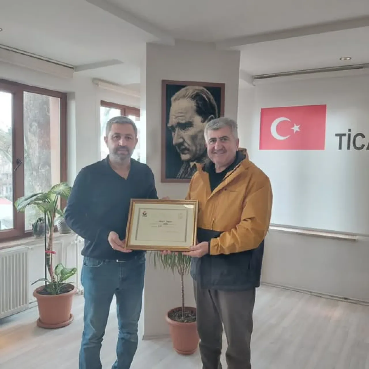 İznik Ticaret ve Sanayi Odası'ndan Mesut Akkaya'ya Üyelik Sertifikası İznik Ticaret ve Sanayi Odası'ndan Mesut Akkaya'ya Üyelik Sertifikası