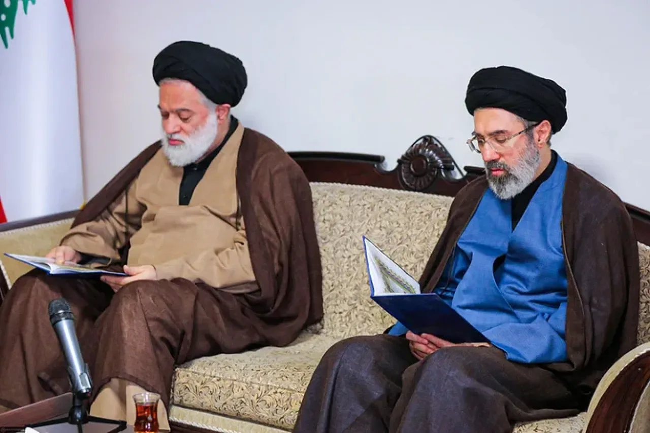 İran'da Liderlik Değişimi Gündemde: Hamaney'in Oğlu Mojtaba'nın İsmi Öne Çıkıyor İran'da Liderlik Değişimi Gündemde: Hamaney'in Oğlu Mojtaba'nın İsmi Öne Çıkıyor