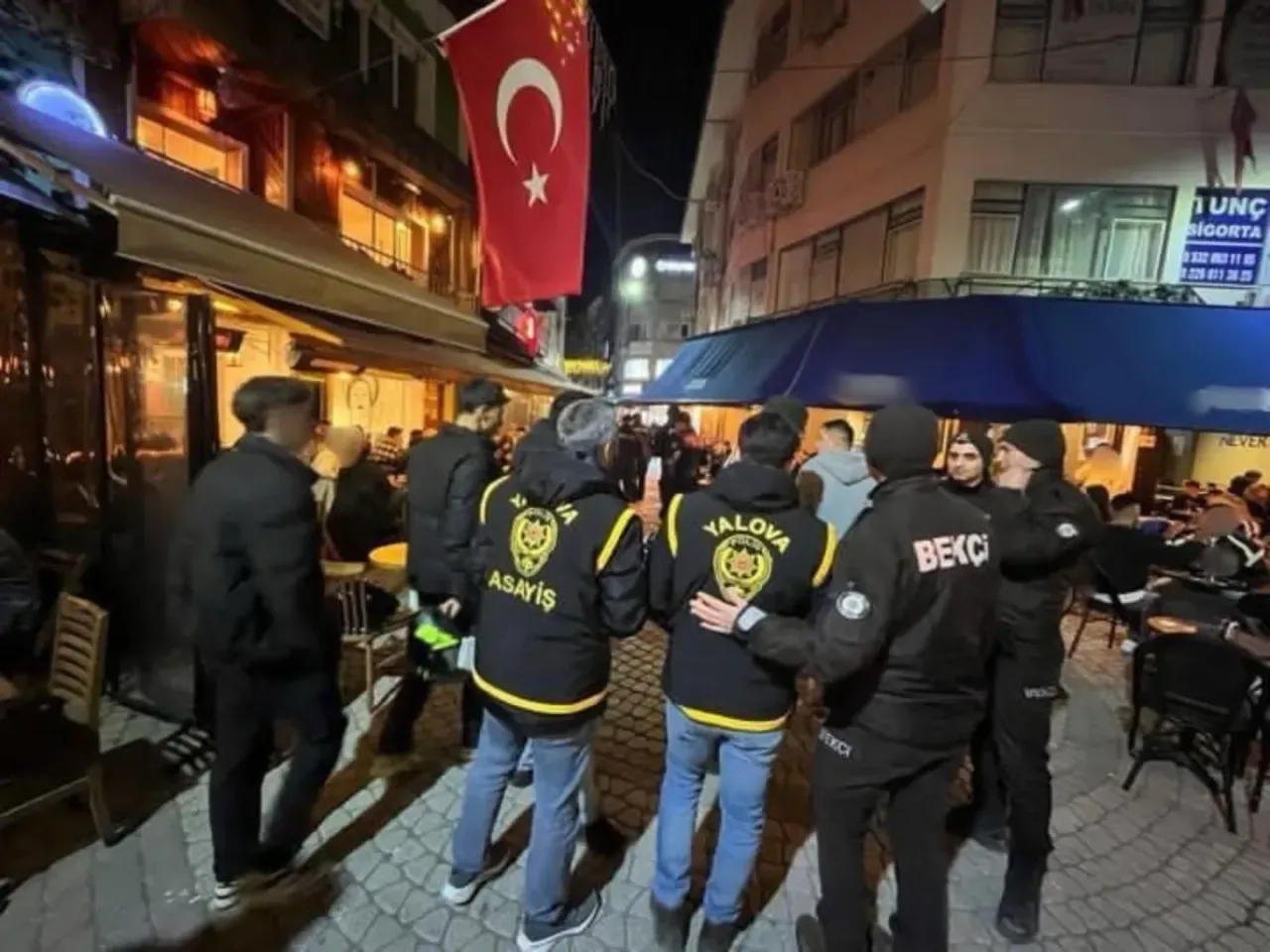 Kafeler Bölgesi'nde Polis Denetimi: 23 İşletme Kontrol Edildi, 302 Kişi Sorgulandı Kafeler Bölgesi'nde Polis Denetimi: 23 İşletme Kontrol Edildi, 302 Kişi Sorgulandı