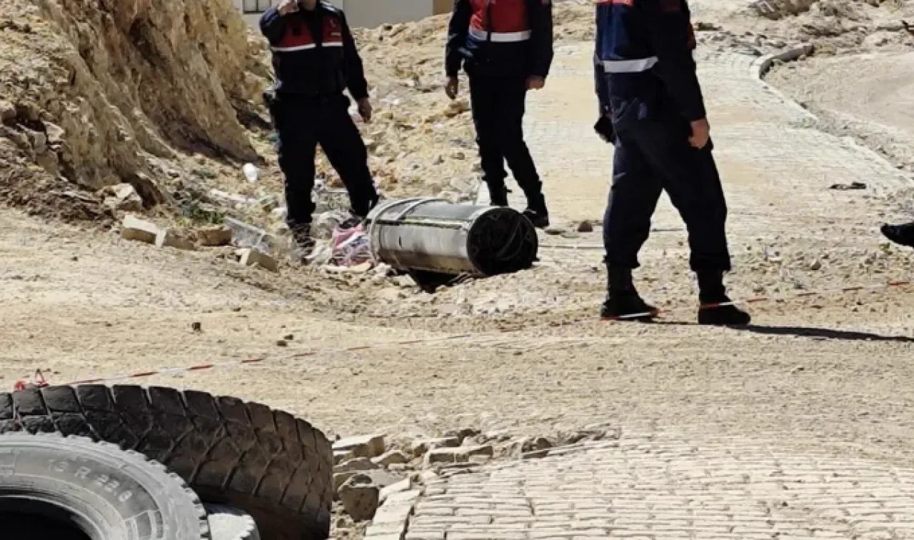 Gaziantep'e Füze Parçaları Düştü: Bölgede İnceleme Başlatıldı Gaziantep'e Füze Parçaları Düştü: Bölgede İnceleme Başlatıldı