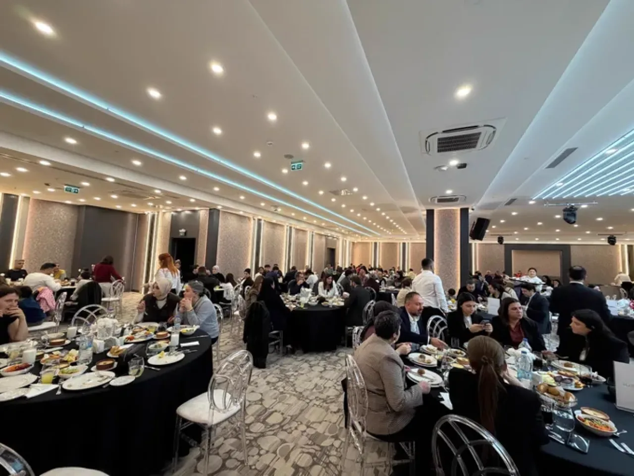 Adana'da Ebeveyn Kaybı Yaşayan Çocuklar İftarda Buluştu Adana'da Ebeveyn Kaybı Yaşayan Çocuklar İftarda Buluştu
