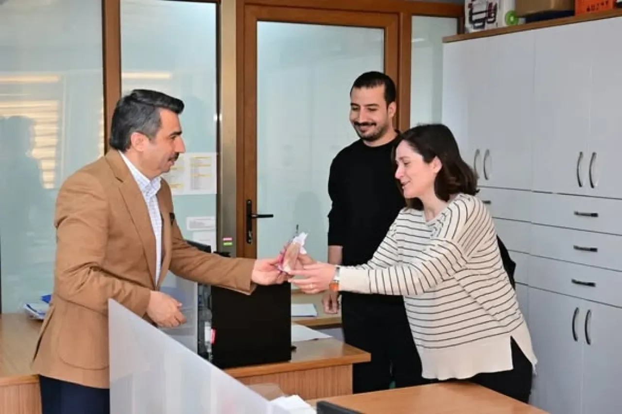Yıldırım Belediye Başkanı, 8 Mart'ta Kadın Çalışanları Ziyaret Etti Yıldırım Belediye Başkanı, 8 Mart'ta Kadın Çalışanları Ziyaret Etti