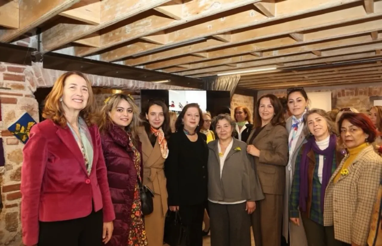 Adalar'da Kadın Eliyle Dokunan Bir Festival: Mimozalar Sanata Dönüştü Adalar'da Kadın Eliyle Dokunan Bir Festival: Mimozalar Sanata Dönüştü