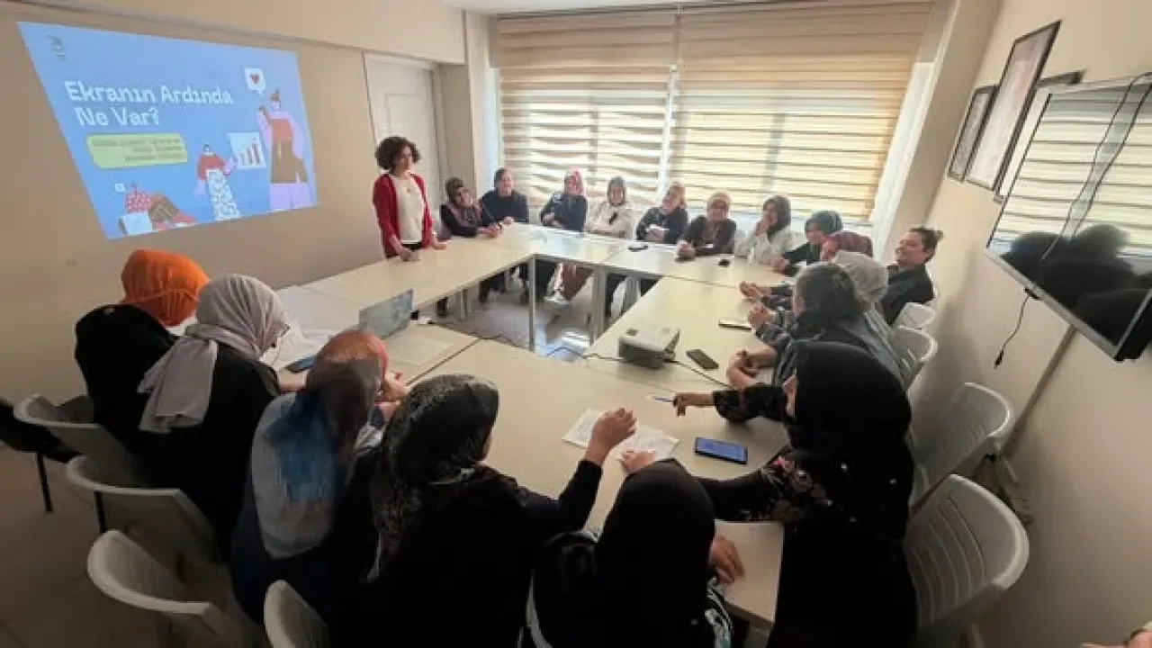 İzmir'de Dijital Haklar ve Güvenli İnternet Atölyesi: Ekranın Ardında Ne Var? İzmir'de Dijital Haklar ve Güvenli İnternet Atölyesi: Ekranın Ardında Ne Var?