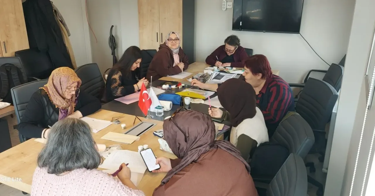 Yeşilay Eyüpsultan'da Tezhip Sanatıyla Gelenekler Hayat Buldu Yeşilay Eyüpsultan'da Tezhip Sanatıyla Gelenekler Hayat Buldu