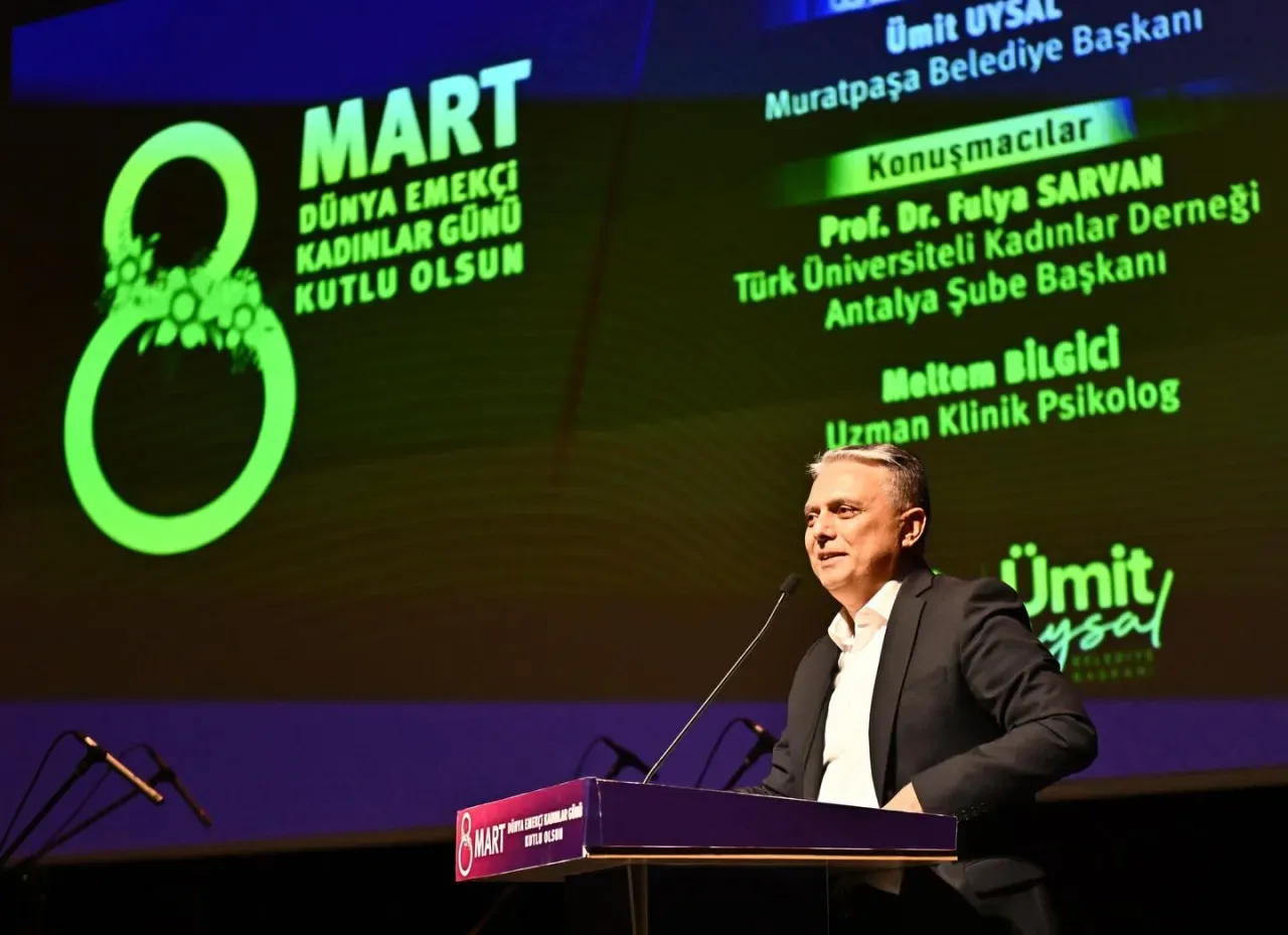 Muratpaşa'da 8 Mart Coşkusu: Kadınların Mücadelesi ve Sanat Buluştu Muratpaşa'da 8 Mart Coşkusu: Kadınların Mücadelesi ve Sanat Buluştu