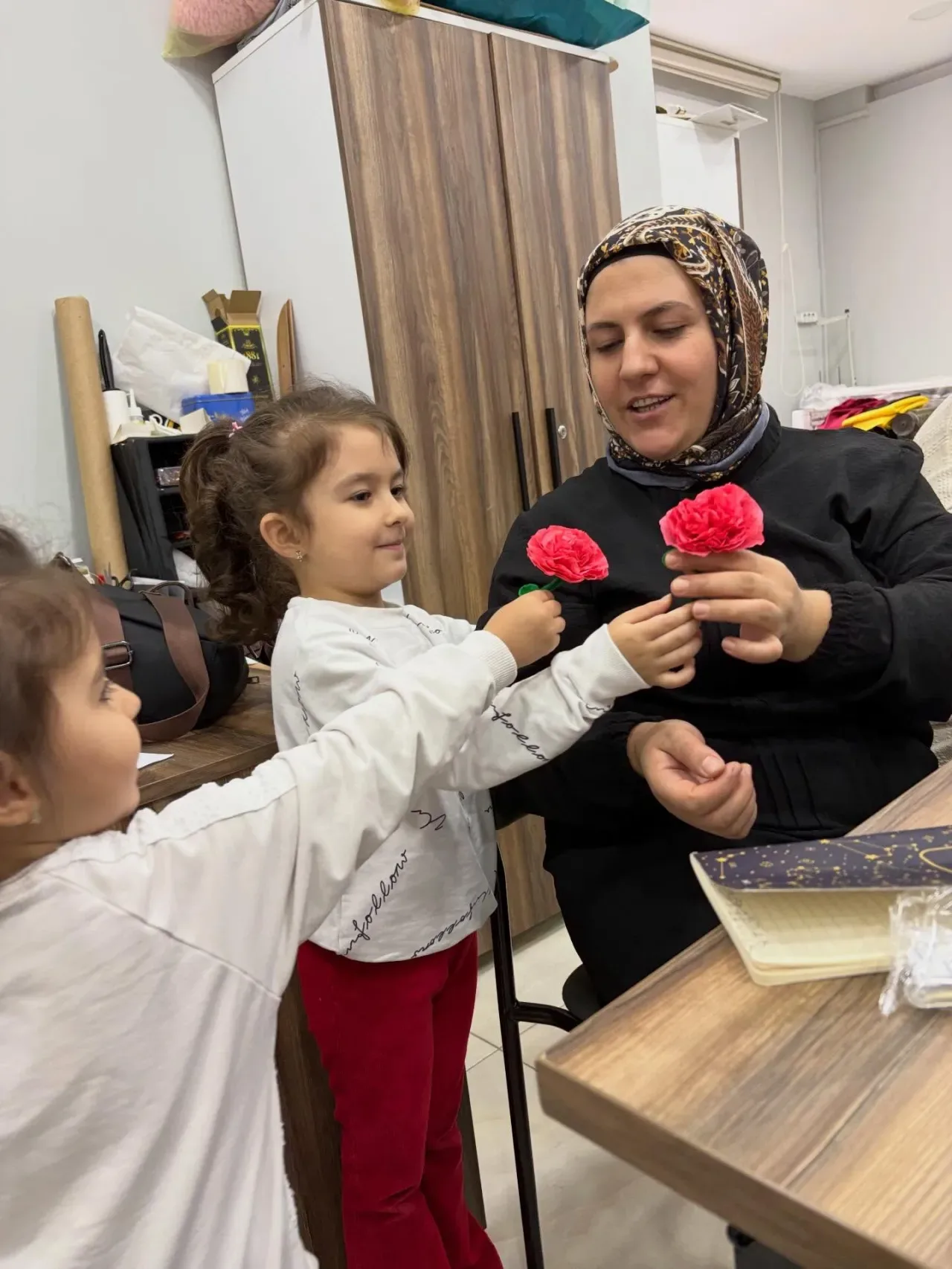 Çatalca SODAM'da Minik Ellerden Kadınlar Günü Sürprizi Çatalca SODAM'da Minik Ellerden Kadınlar Günü Sürprizi