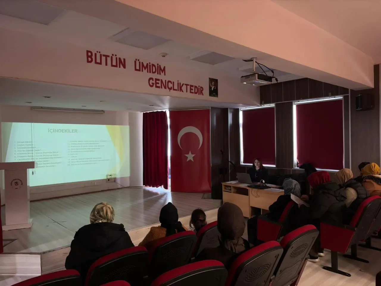 Esenyurt'ta Aile İçi Şiddetle Mücadele Eğitimi Velilerle Buluştu Esenyurt'ta Aile İçi Şiddetle Mücadele Eğitimi Velilerle Buluştu