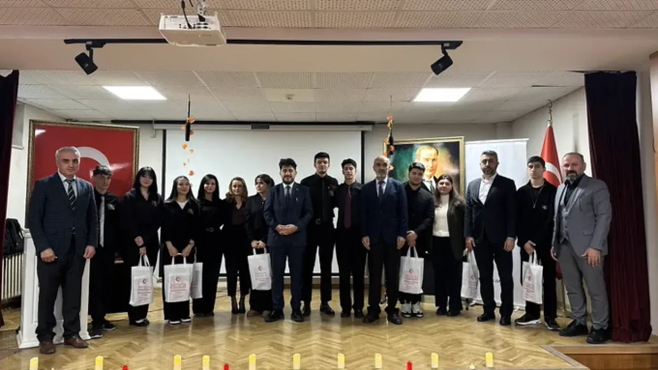 Gaziosmanpaşa'da Yavuz Bülent Bakiler Şiirleri Anıldı Gaziosmanpaşa'da Yavuz Bülent Bakiler Şiirleri Anıldı