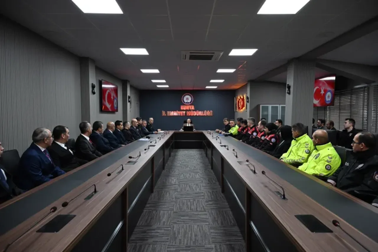 Konya Emniyet Müdürü, Başarılı Personeli Ödüllendirdi Konya Emniyet Müdürü, Başarılı Personeli Ödüllendirdi