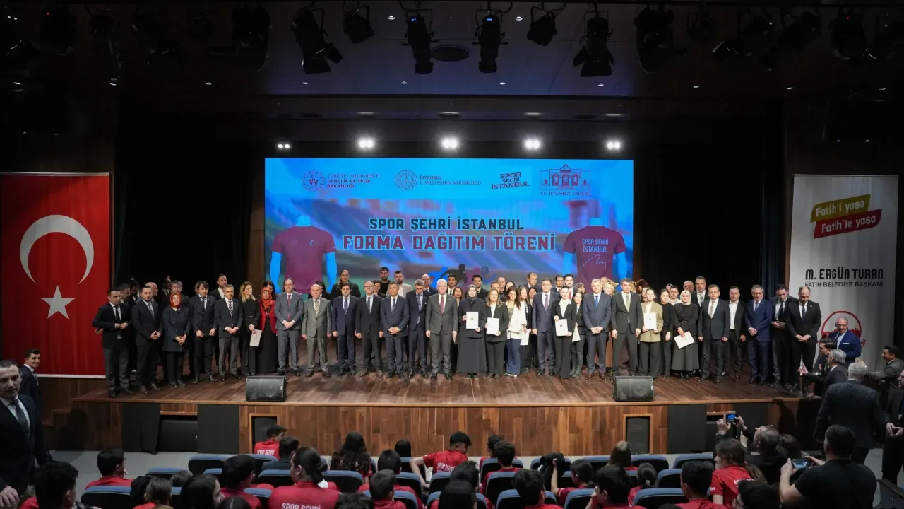 Kağıthane'de Gençlere Spor Teşviki: Valilikten Forma Desteği Kağıthane'de Gençlere Spor Teşviki: Valilikten Forma Desteği