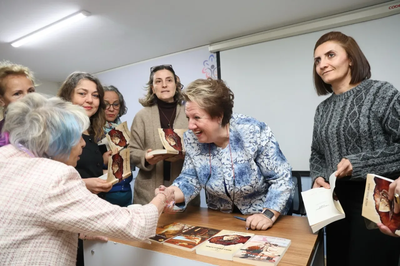 Tarçın Kokulu Kahve'nin Sırları Ataşehir'de Konuşuldu Tarçın Kokulu Kahve'nin Sırları Ataşehir'de Konuşuldu
