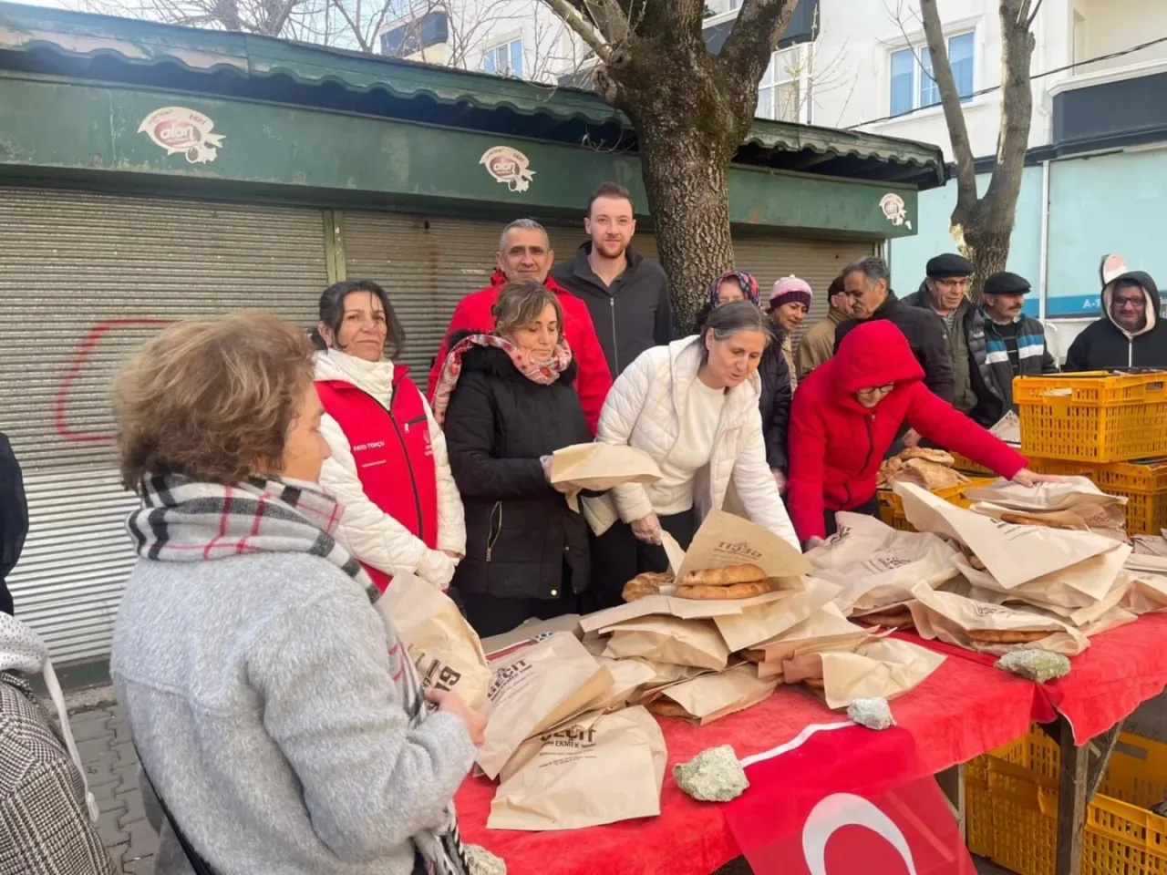 CHP Beykoz'dan Ramazan Dayanışması: 7 Mahallede Pide Dağıtımı Yapıldı CHP Beykoz'dan Ramazan Dayanışması: 7 Mahallede Pide Dağıtımı Yapıldı