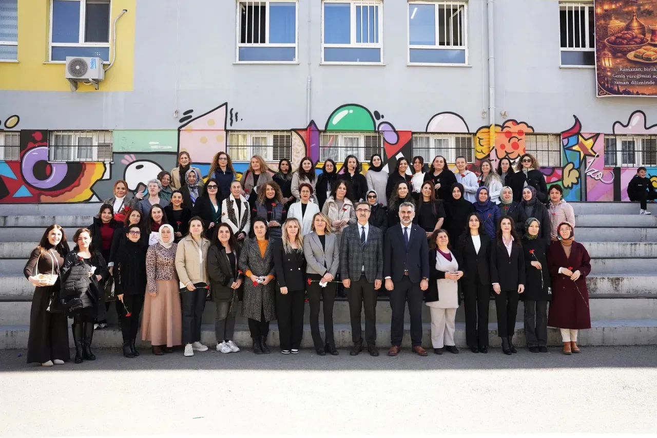 Kartal'da 8 Mart Dünya Kadınlar Günü Coşkusu: Karanfiller ve Kutlamalar Kartal'da 8 Mart Dünya Kadınlar Günü Coşkusu: Karanfiller ve Kutlamalar